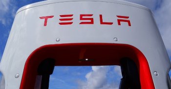 További állomásokra is kiterjeszti az ingyenes töltést a Tesla