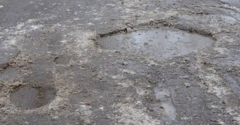 Érdekel, hogyan alakulnak ki a kátyúk? Ebben a videóban a javításukat is megmutatják