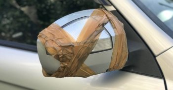 A gépi autómosó letörte a visszapillantó tükör burkolatát. Követelhető kártérítés?