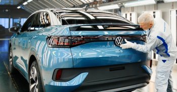 A VW a tervezettnél hamarabb indítja újra a termelést Németországban