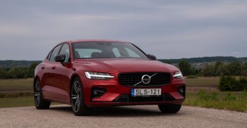 Feszengéstől mentes: Volvo S60 B3 R-Design 2021 - Teszt
