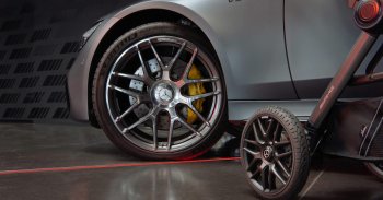 Családtámogatás Mercedes módra: limitált szériás AMG babakocsi - KÉPEK