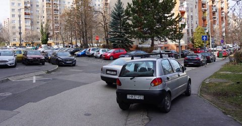 Egyre égetőbb a parkolóhelyhiány, és úgy tűnik, csak az autómentes életmód hozhat enyhülést