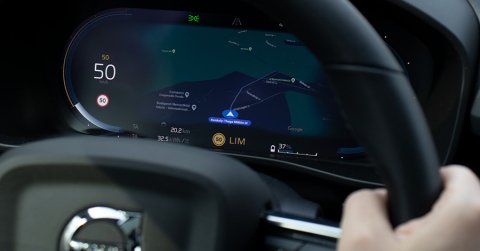 Sebességkorlátozó rendszer minden új autóban? Kötelező lesz, ezért kipróbáltuk a budapesti forgalomban
