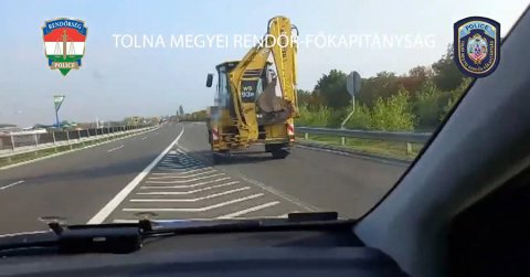 Rendőrség munkagép az autópályán