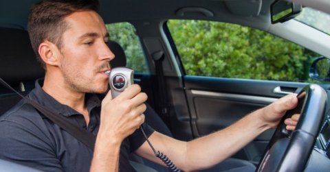Alkoholszondás indításgátlót rakat az új autókba az Európai Parlament
