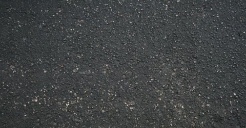 Útban volt a BMW, a munkások körbeaszfaltozták