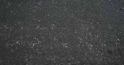 Nekiálltak a parkoló újraaszfaltozásának a munkások, de volt egy kis gond