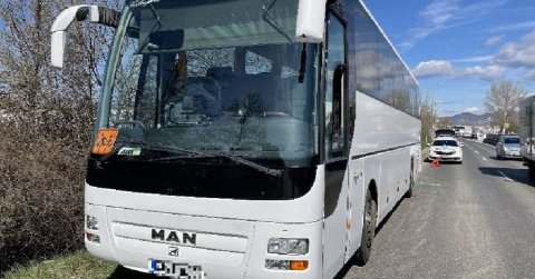 Kisgyerekeket szállító busz előtt büntetőfékezett, baleset lett belőle