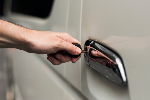 Villám autónyitás Budapesten akár 30 percen belül