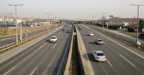 Újfajta útirányjelzőket helyez ki a Magyar Közút