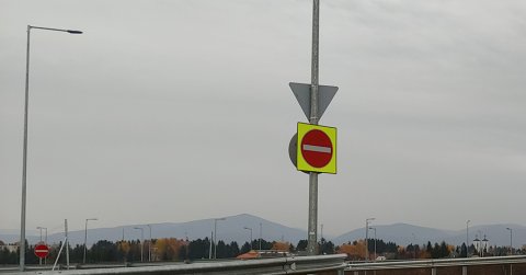 Forgalommal szemben kóricált autójával egy autós az M85-ösön – VIDEÓ
