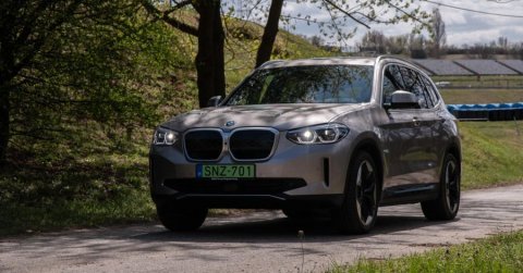 Azáltal, hogy a jövőbe tekintünk, jobban megértjük a jelenünket is: BMW iX3 2021 – Teszt és videó
