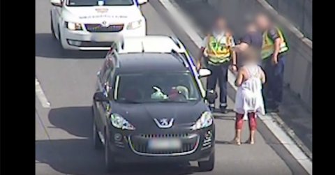 Büntetőfékezés és baleset a közútkezelő kamerája előtt