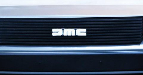 Sejtelmes videón látható az új, elektromos DeLorean