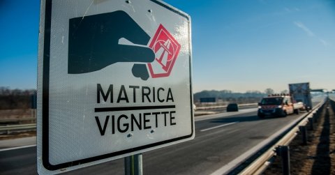 Milliárdokat kaszált a magyar állam az e-matricák eladásából
