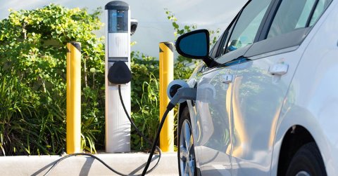 Csökken a kereslet a plug-in hibridek iránt az elektromos autók javára