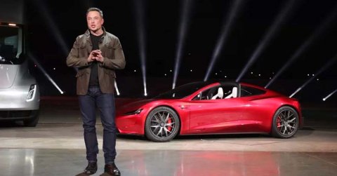 Ilyen autókkal jár Elon Musk
