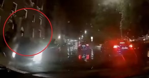 Csúnyán elütötték a gyalogost, aki az út szélén videózott luxusjárgányokat
