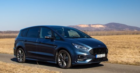 Autópályán feleslegesen nyomod: Ford S-Max FHEV 2022 - Teszt