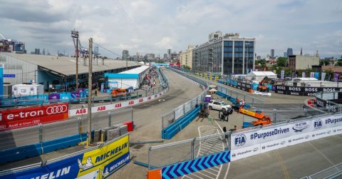 Formula E: Rommá törték az elektromos versenyautókat a pilóták