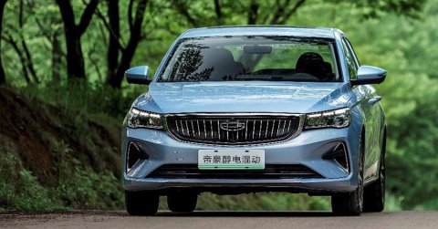 A Geely átadta első metanol-elektromos hibrid autóit Kínában