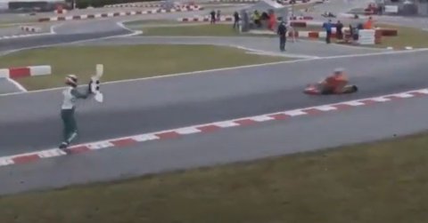 Gokart-világbajnokság: Kiesett, ezért hozzávágta az autója egy darabját ellenfeléhez - VIDEÓ!
