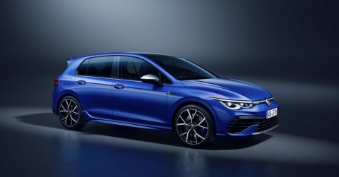 Hajmeresztő tempóra kapcsolt a tuningolt VW Golf R az éjszakában – VIDEÓ