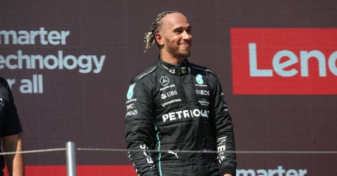 Hamilton rózsaszín szettet öltött, nyomós okkal