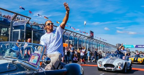 Hamilton teleaggatta magát ékszerekkel, Vettel kívülre vette fel az alsónadrágot
