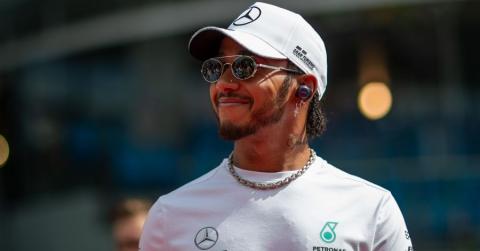 Hivatalosan is lovaggá ütötték Lewis Hamiltont