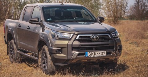 Tényleg legyőzhetetlen? - Toyota Hilux 2.8 D-4D Invincible 2021 – Teszt és videó
