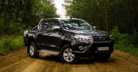 Magyarország kedvenc pickupja: Toyota Hilux 2.4d - Teszt
