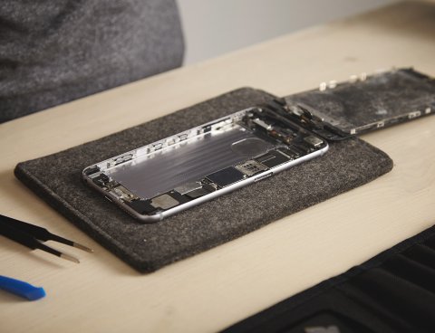 Le kell-e cserélni a telefon hátlapját sérülés esetén?