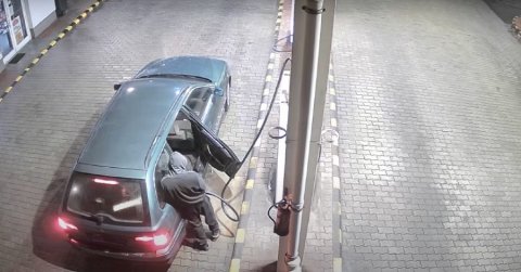 Látható helyre tették a levett rendszámot, mielőtt lopni indultak a kútra