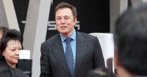 A Tesla atyja most épp a focis poénnal szórakoztatta követőit