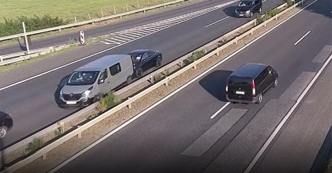 Videón, ahogy rögtön egymás után két ráfutásos baleset következik be az M1-esen