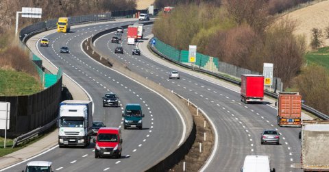 Az EU az elektromos járművek útdíjának csökkentését szorgalmazza