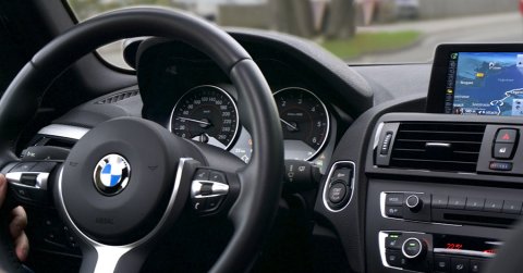 A BMW új megoldása mellett a Tesla szarvkormánya átlagosnak tűnik