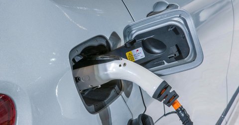 Mennyibe kerül az elektromos autó otthoni töltése, ha meghaladom a rezsicsökkentett áramfogyasztást?