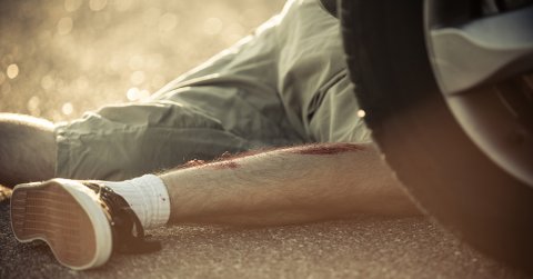 Kihívta bunyóra, majd elgázolta szerelmi riválisát a huszonéves férfi - VIDEÓ