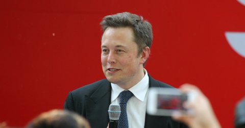 Musk: egy éven belül megérkeznek a teljesen önvezető autók