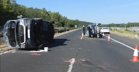 Egyszerre több járművet rakott tetőre előzés közben egy kisbuszos - VIDEÓ