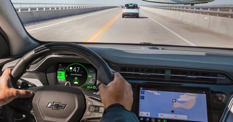 Oktató nélküli önvezető tanulóautót fejlesztene a General Motors
