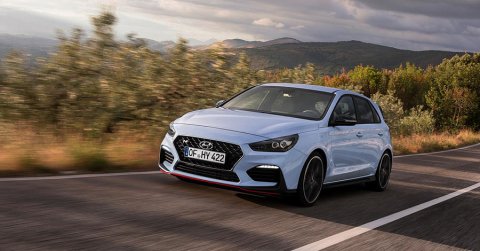 Ezt is megértük: a Hyundai sportmodellje versenghet egy Mercedesszel