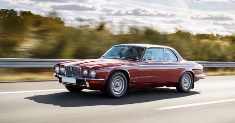 A belső sáv elegáns, angol ura - Jaguar XJ12