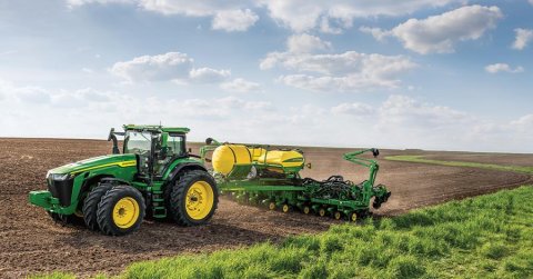 Megérkezett a John Deere teljesen önvezető traktorja