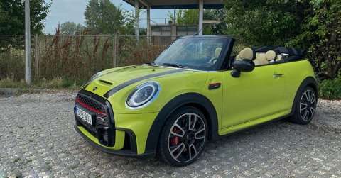 Harapós élményautó: MINI Cooper JCW Cabrio 2021 - Teszt
