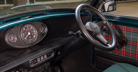 Ezt a klasszikus MINI-t egy 300 lóerős Tesla motor hajtja – VIDEÓ