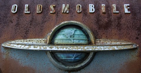 Boltba járós autónak használják ezt az 5000 lóerős Oldsmobile-t